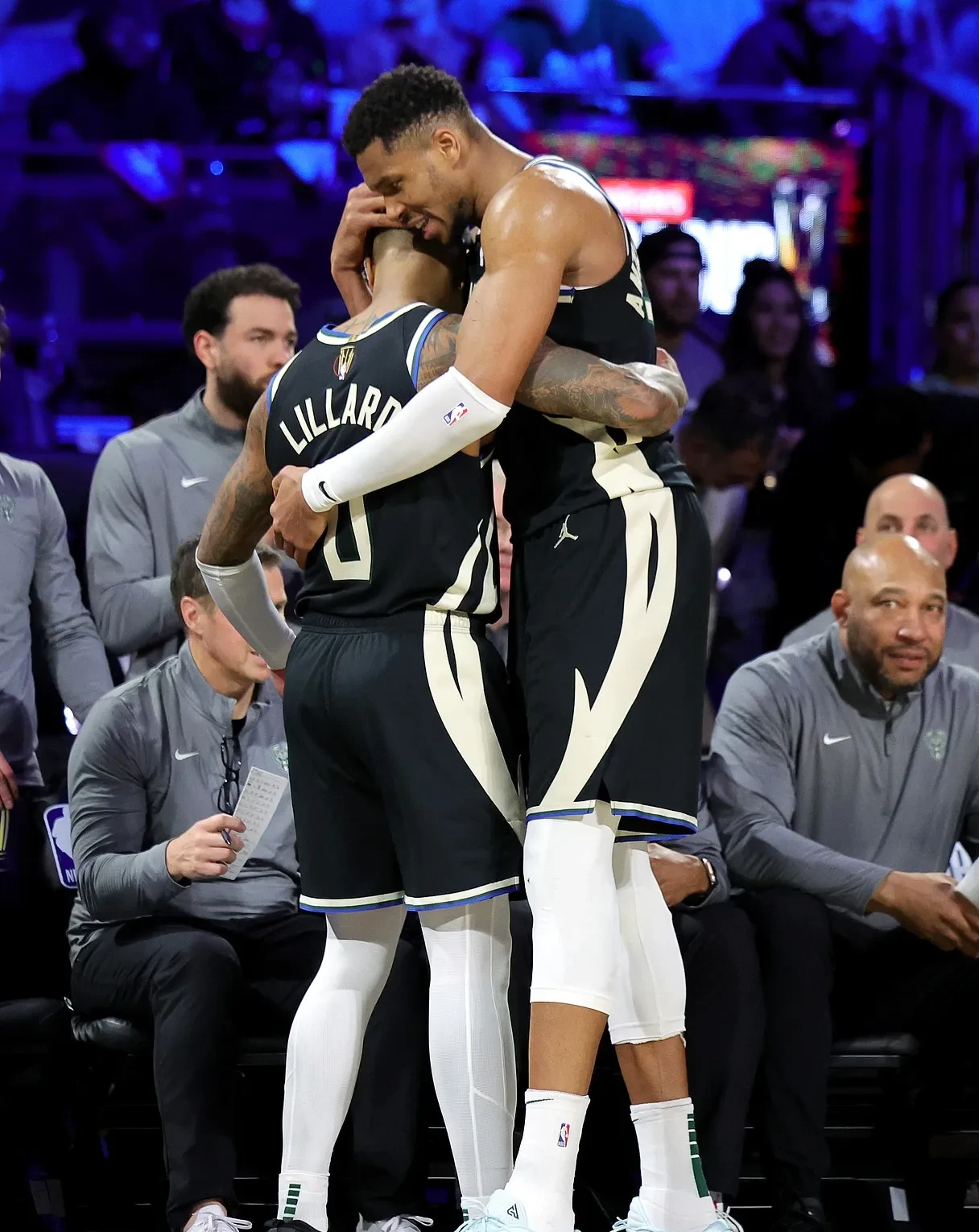 雄鹿力克76人,字母哥带队取胜 雄鹿力克76人,字母哥带队取胜