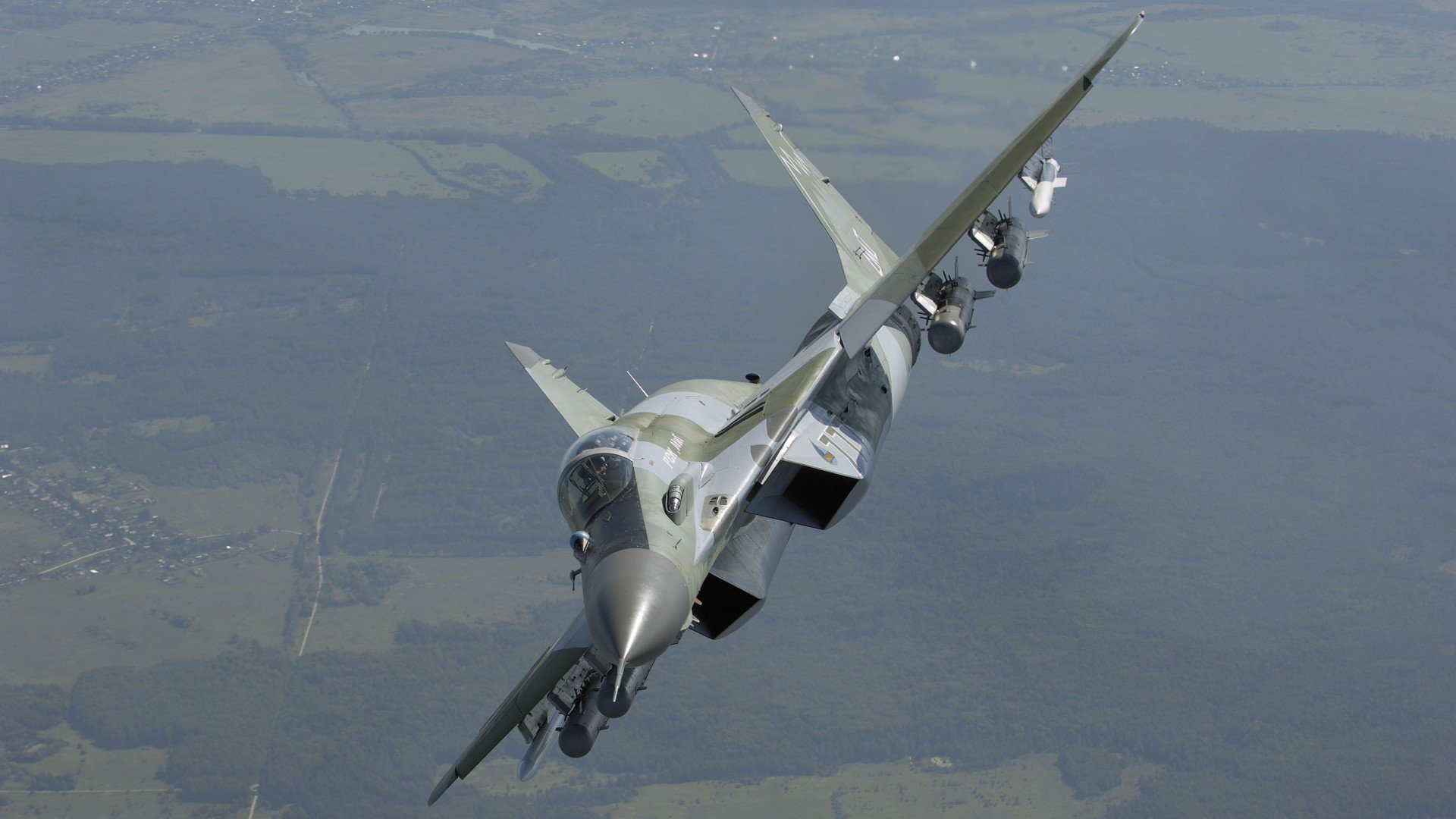 引擎的轰鸣与舞蹈，当F1新赛季的夜幕降临时，东契奇正在球场上指挥一场篮球交响曲